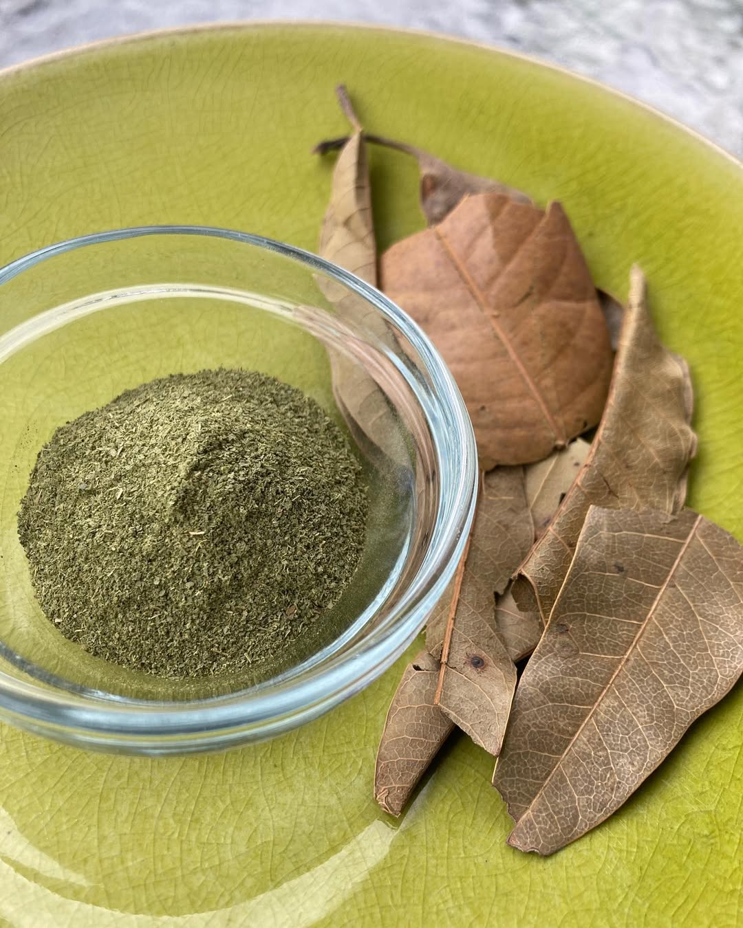 Dry mango leaves powder
